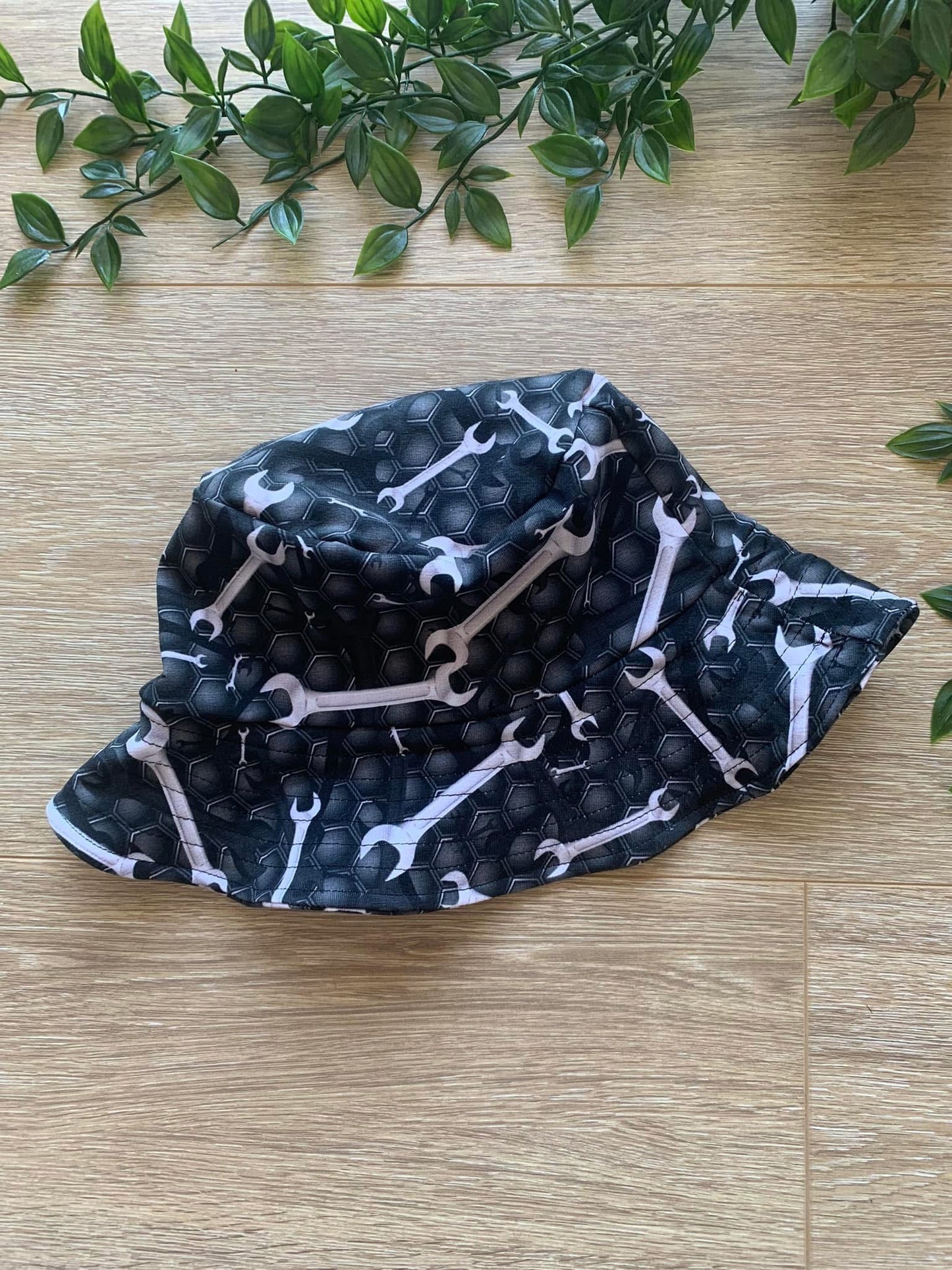 Bøllehat m/ værktøj, str 2-4 år ⚒️