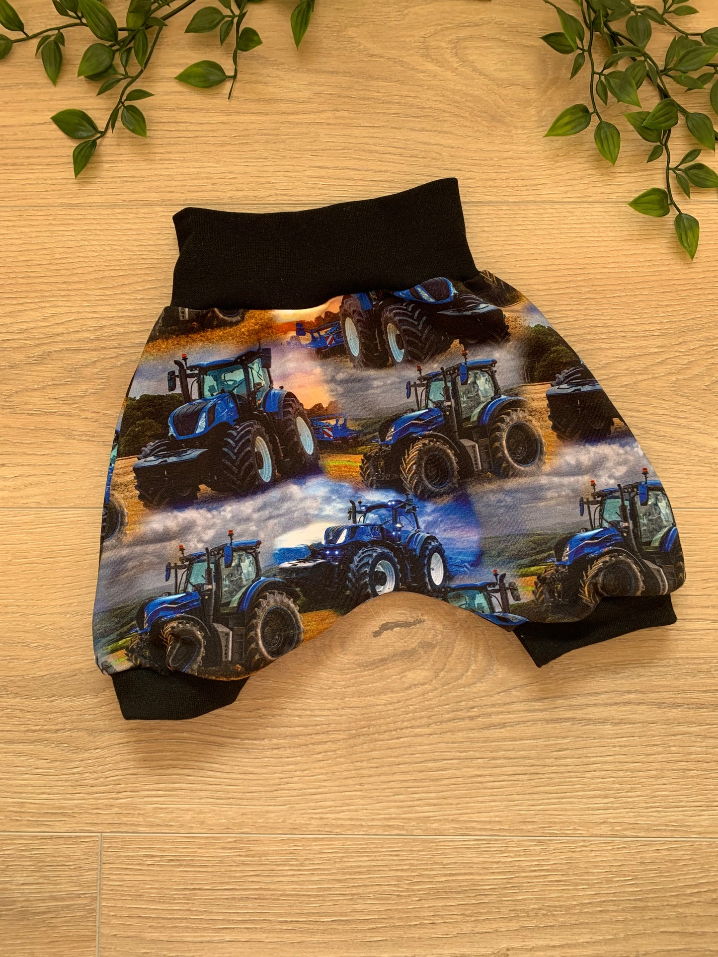Shorts m/ traktor, str 74/80 🚜