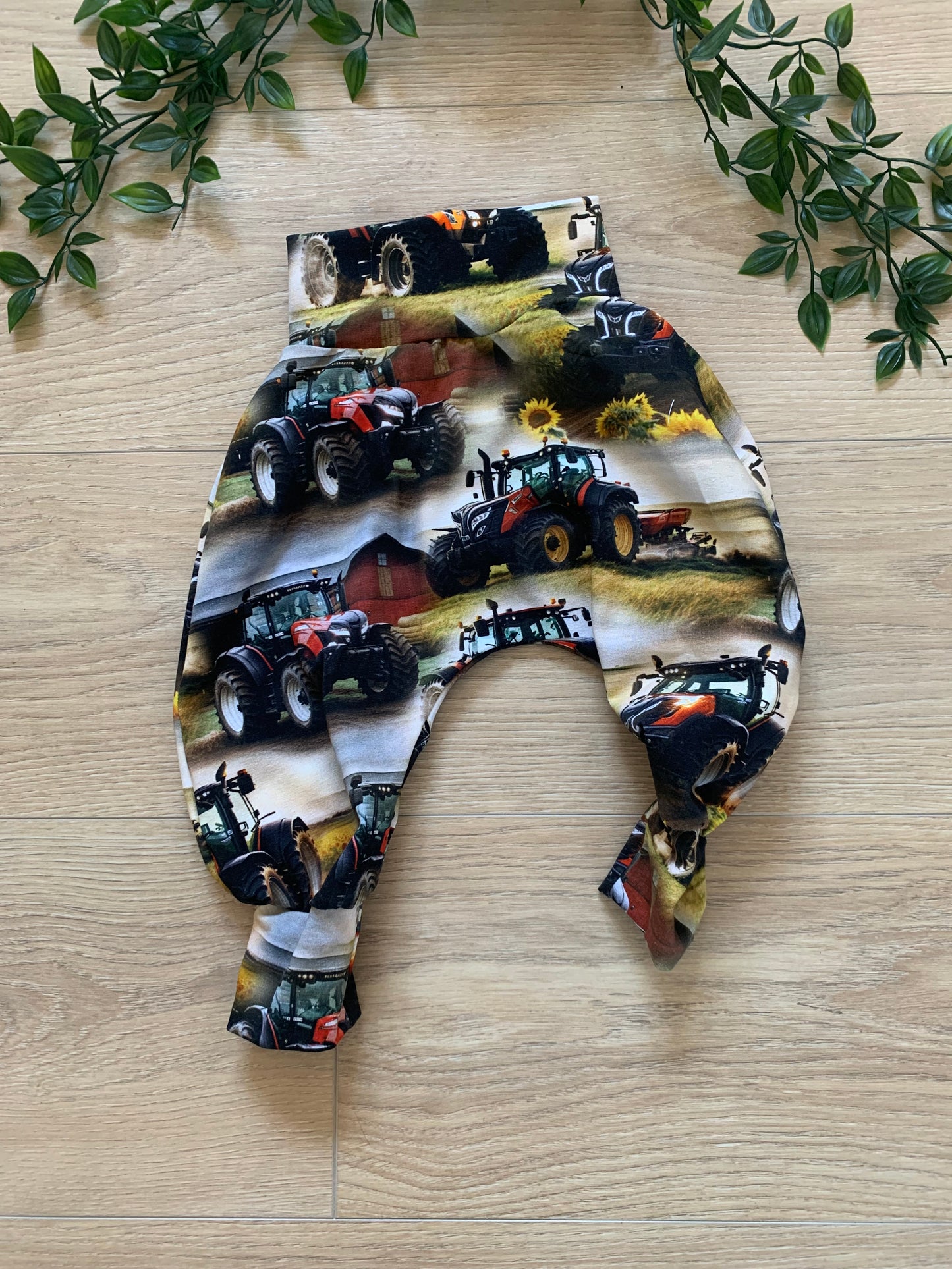 Bukser m/ rød traktor, str 62/68 🚜