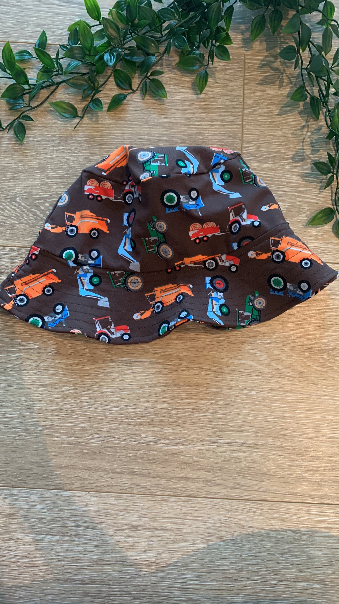 Bøllehat m/ maskiner, onesize 🚜