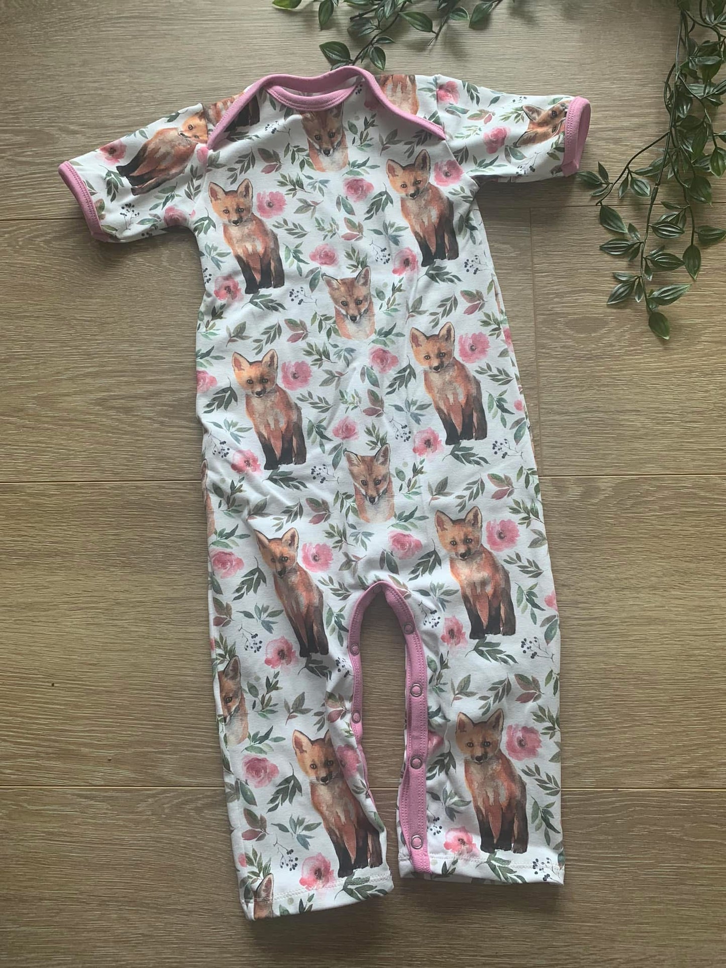 Heldragt m/ korte ærmer m/ ræve, str 80 🌸