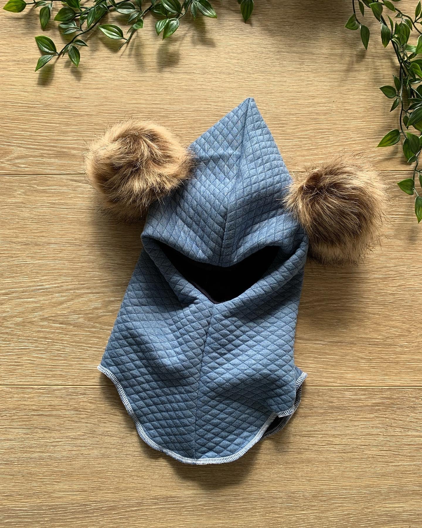 Elefanthue m/ 2 kvaste, str 80/86 💙