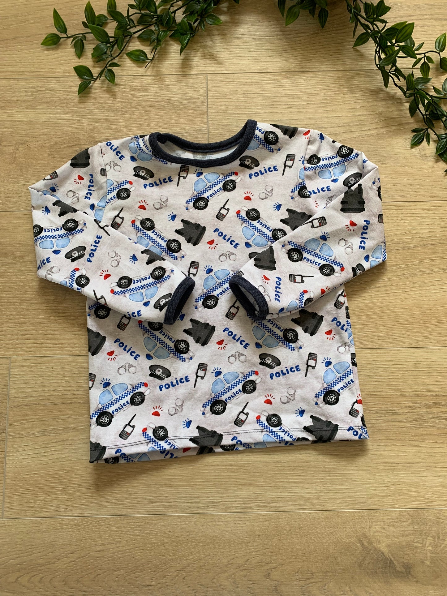 Trøje m/ politi, str 104/110 💙