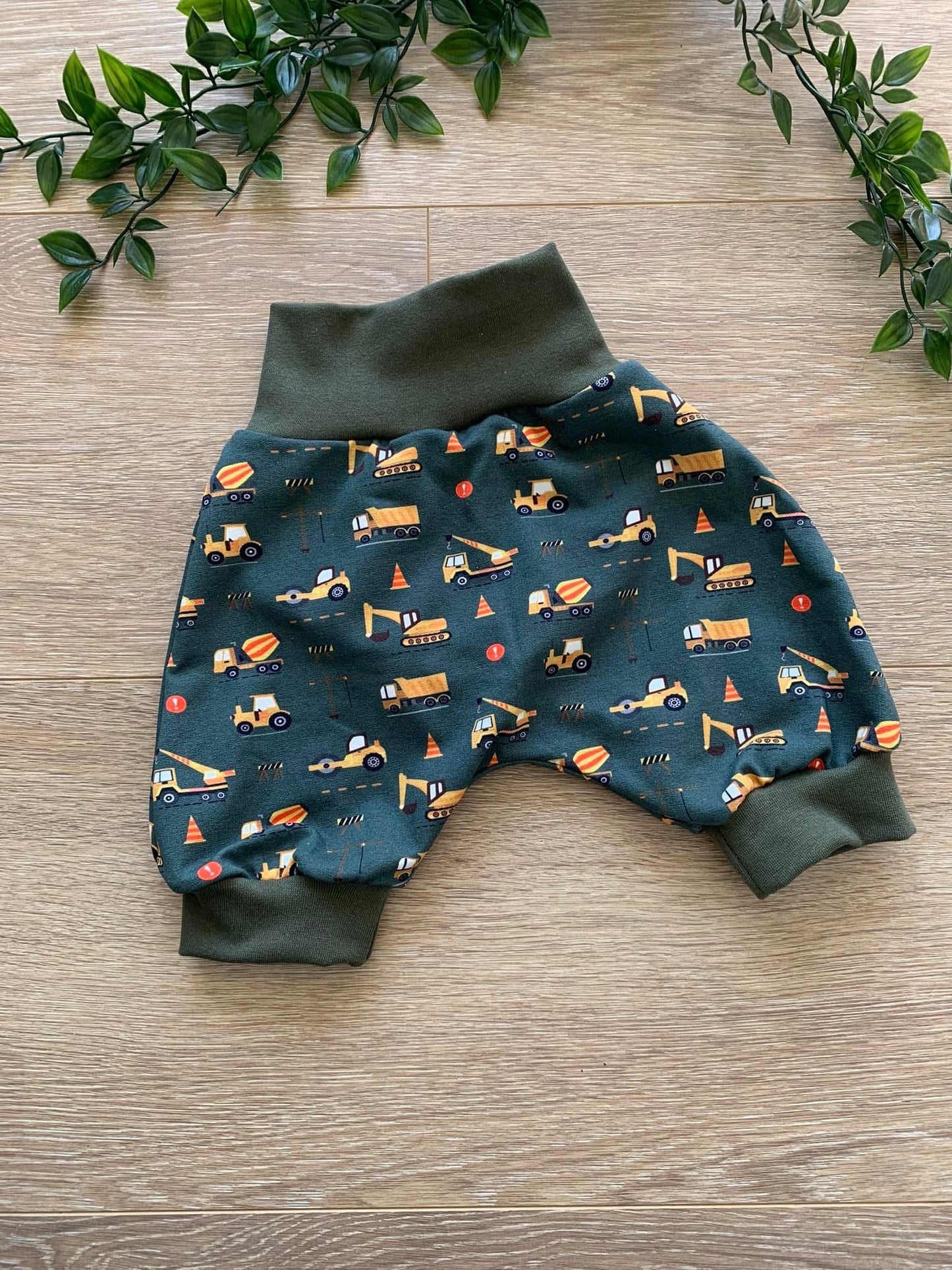 Shorts m/ maskiner, str 74/80 🚜