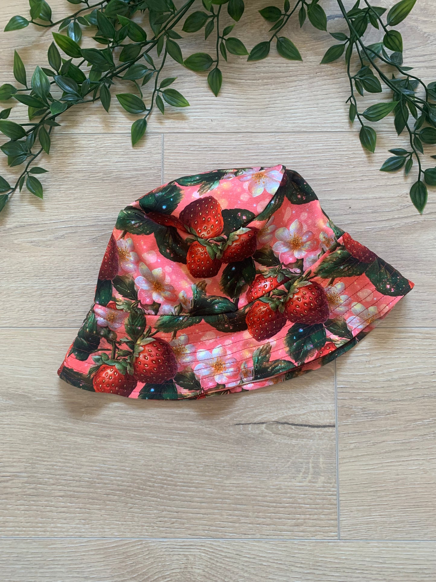 Bøllehat m/ jordbær, str 98 🍓