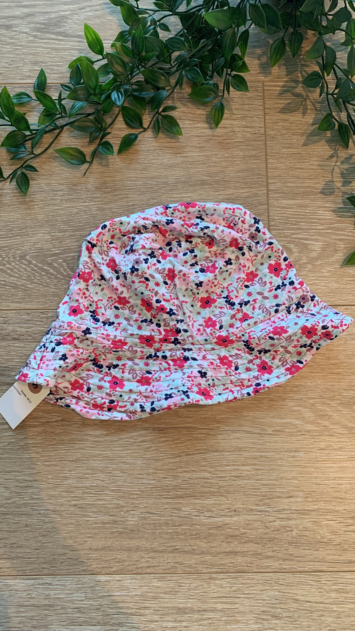 Bøllehat m/ blomster, str 2-4 år 🌸