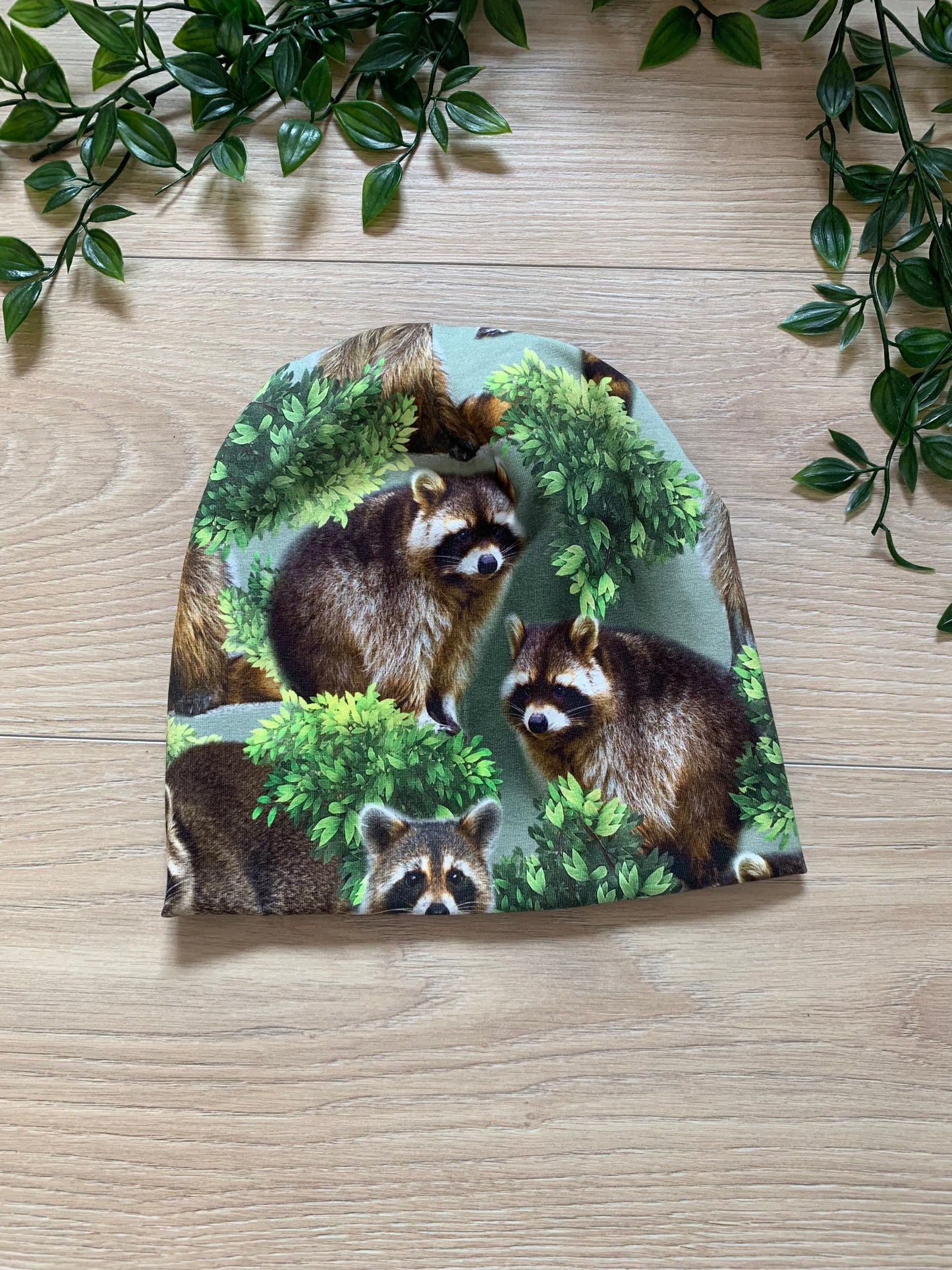 Top hue m/ vaskebjørn, str 80/86 🦝