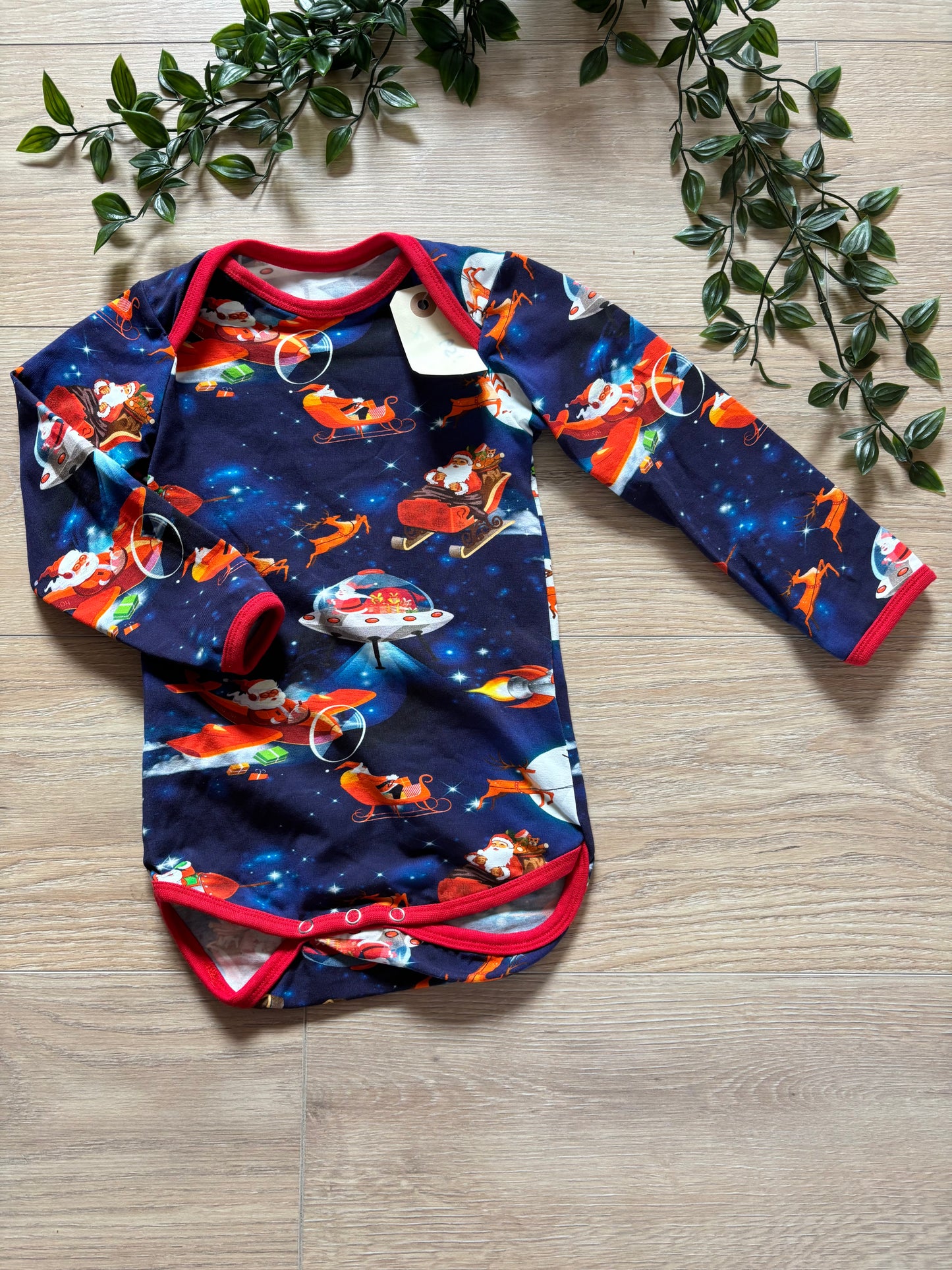 Body m/ julemand i rummet, str 86 🎅🏻