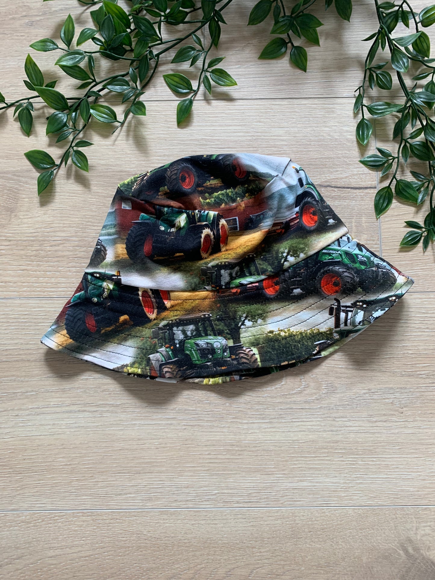 Bøllehat m/ traktor, str 98 🚜