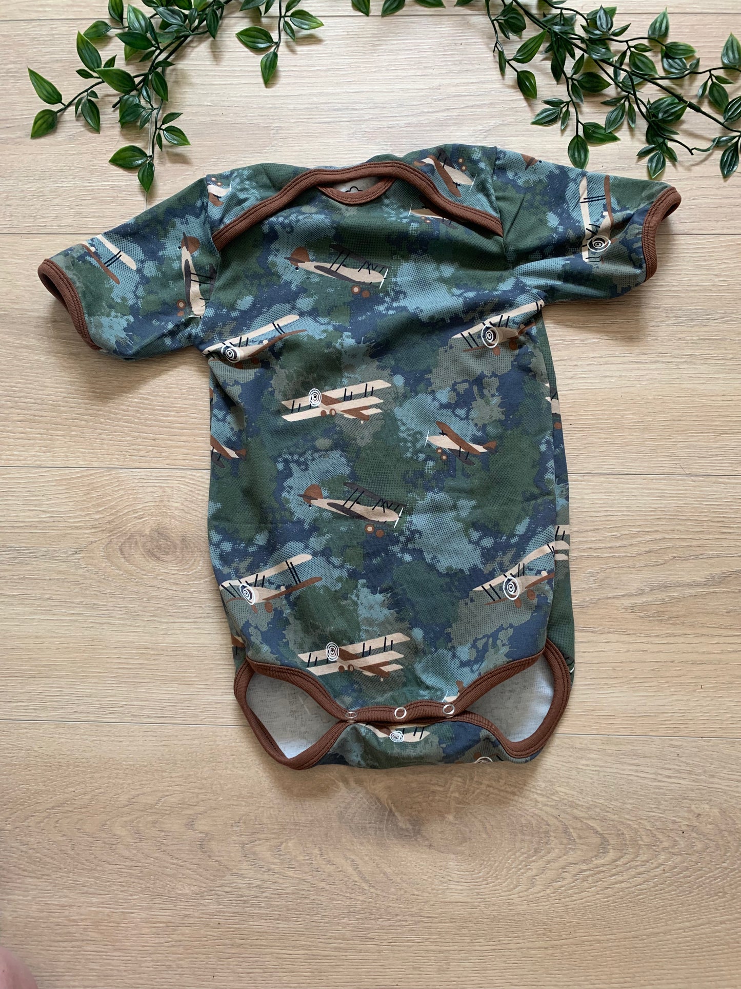 Body m/ korte ærmer, str 92 ✈️