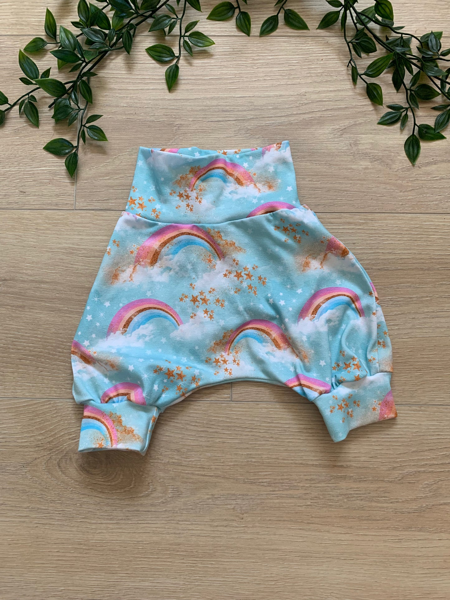 Shorts m/ regnbuer, str 62/68 🌈