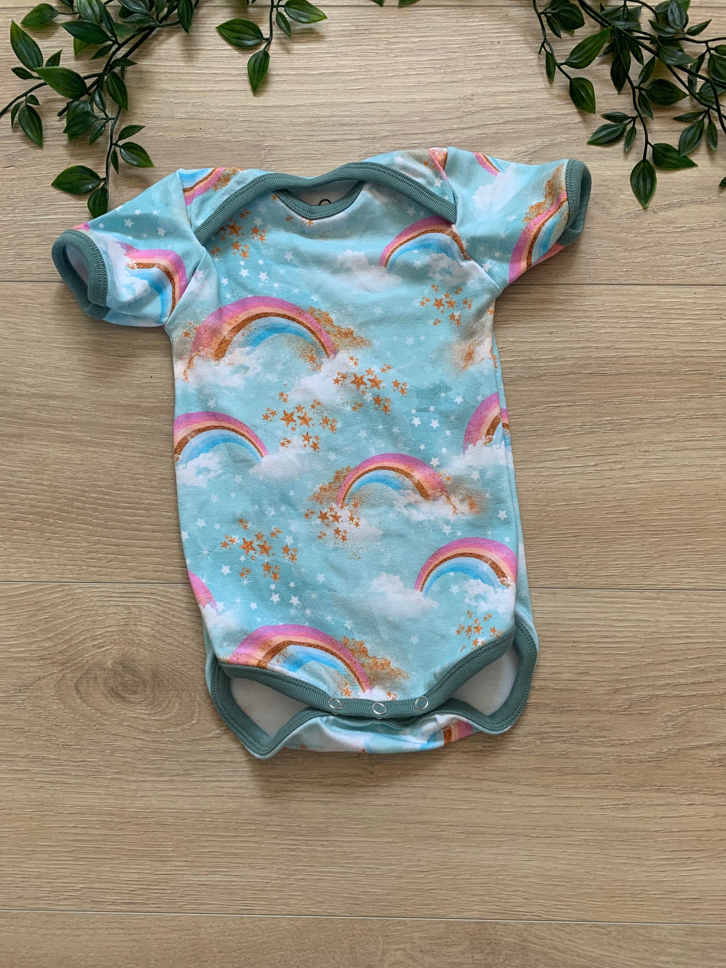 Body m/ korte ærmer m/ regnbuer, str 62 🌈