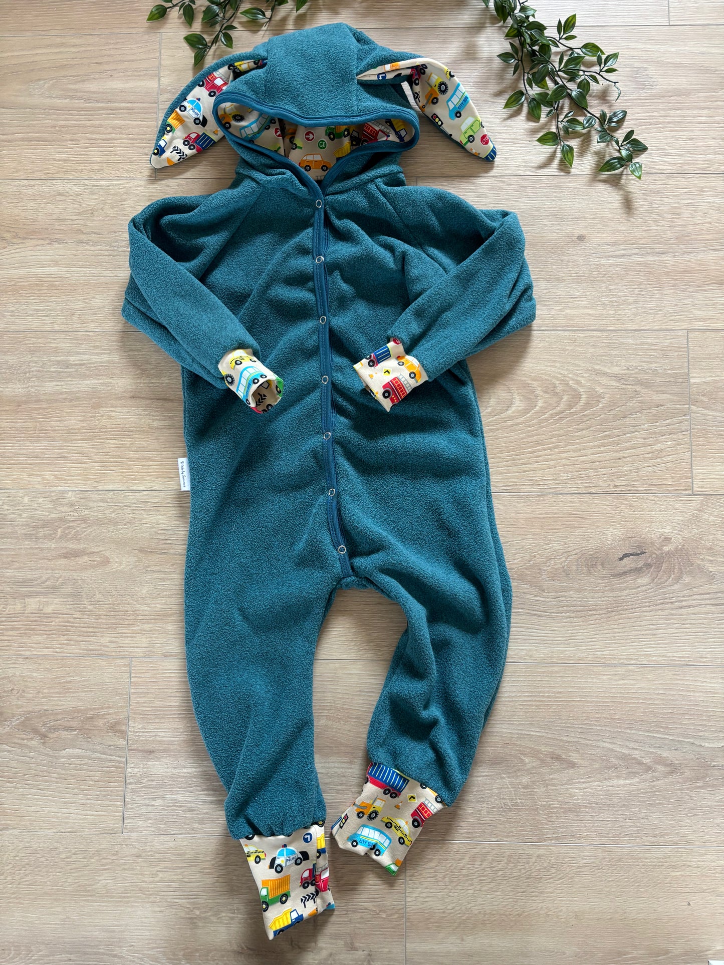 Kanindragt i petrol fleece m/ små kørertøjer, str 104 🍂