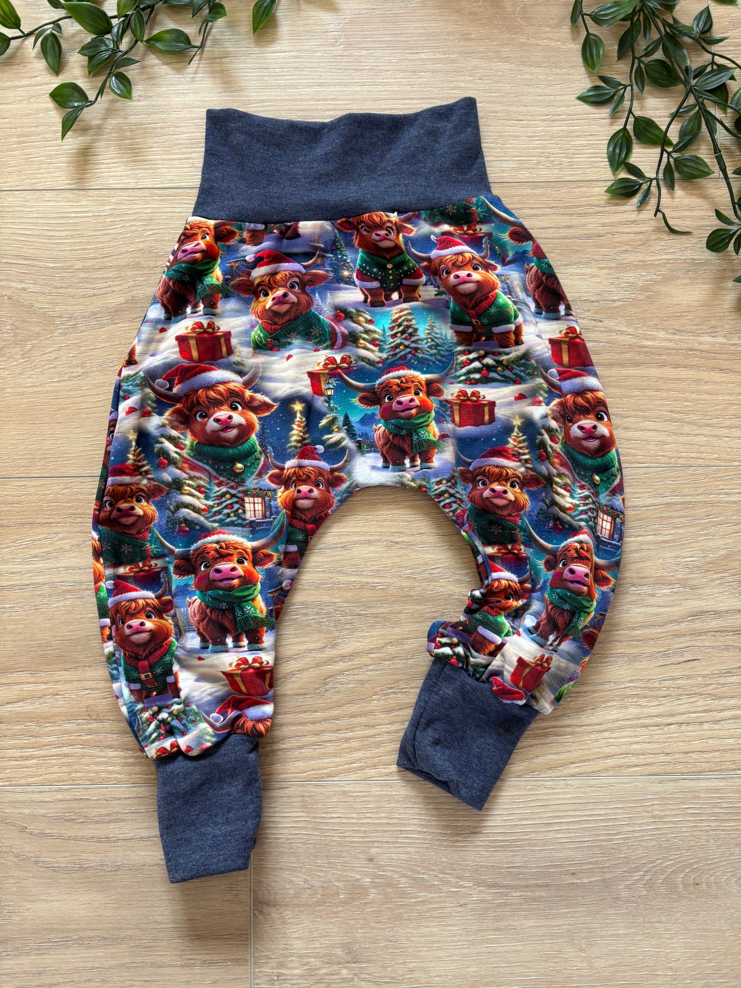 Bukser m/ jule skotsk højlandskvæg, str 74/80 🎄