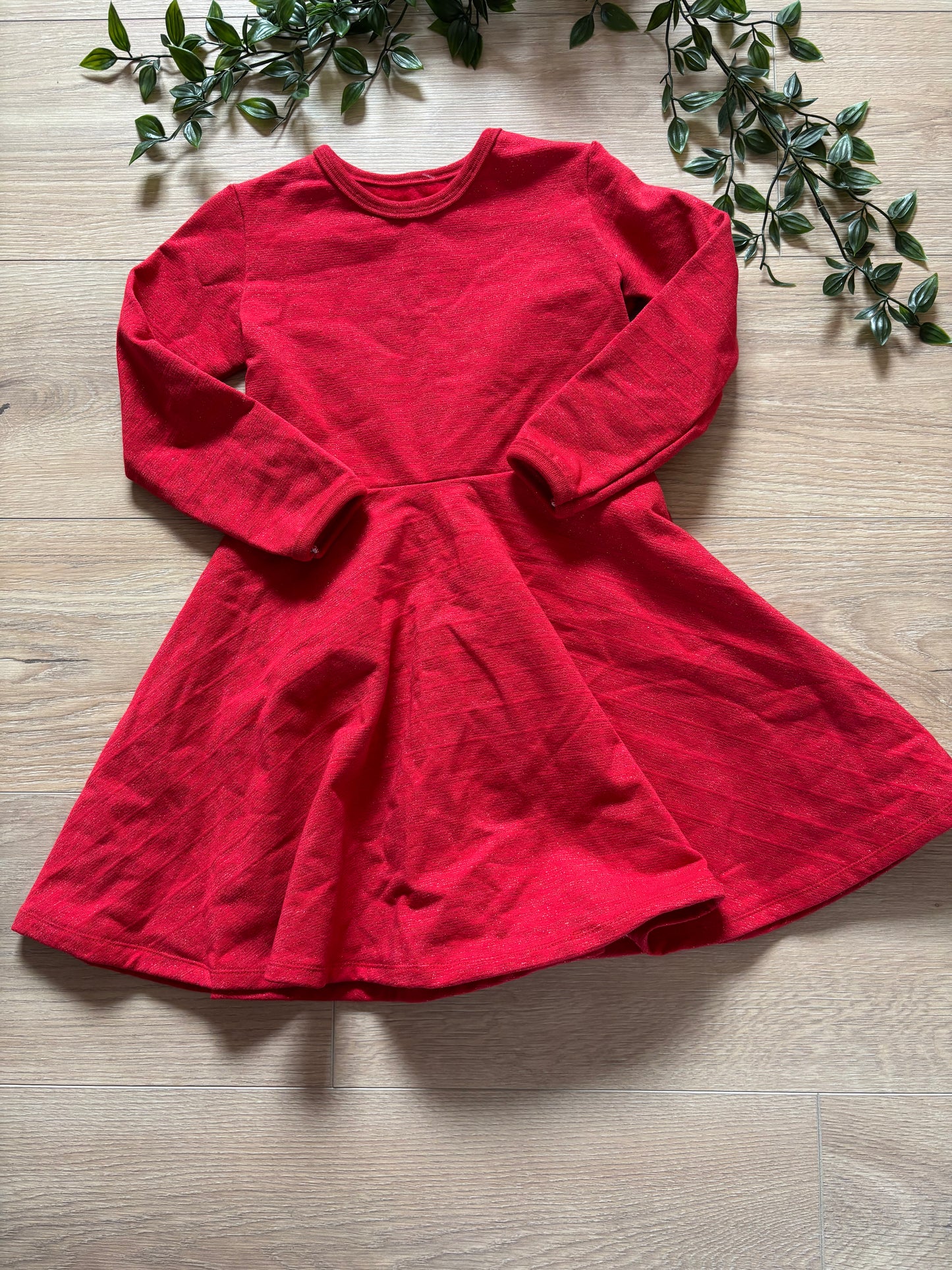 Kjole m/ glimmer rød, str 104 🎄