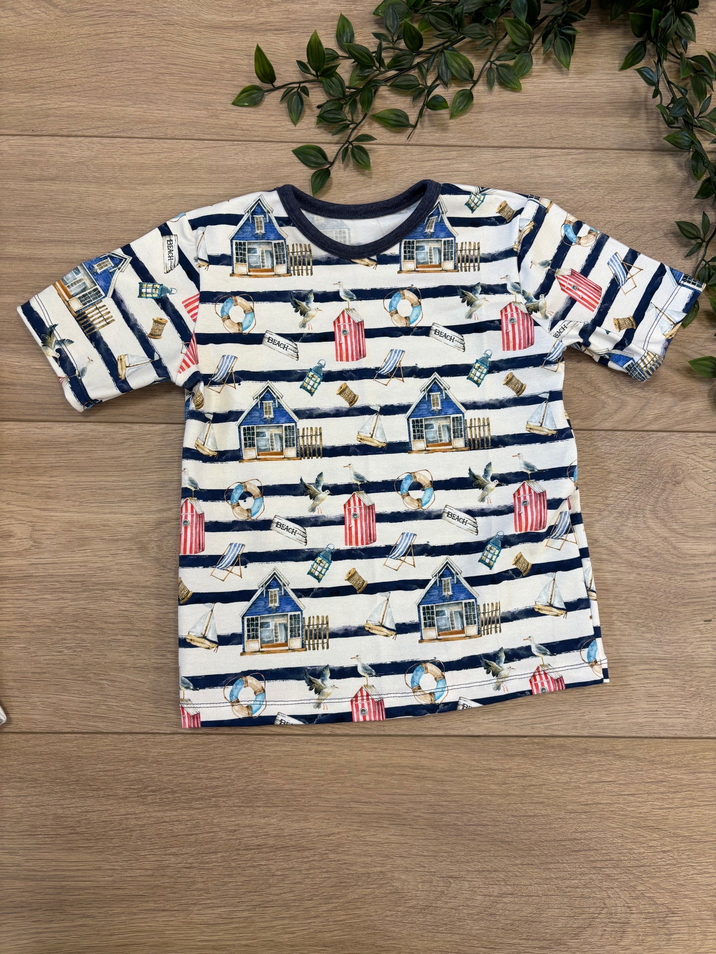 T-shirt m/ sejl tema, str 104/110 ⚓️