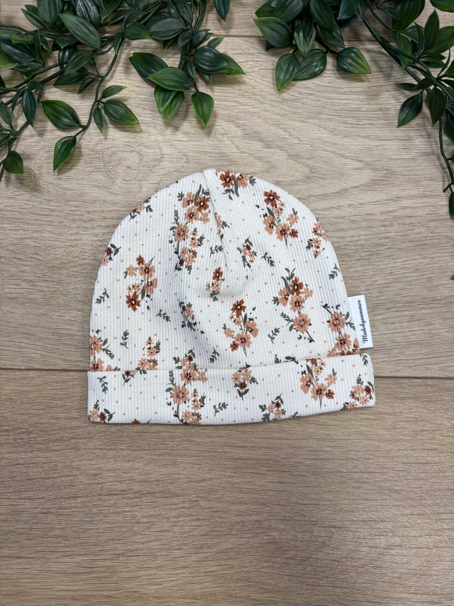Top hue m/ brune blomster i rib, str 56/62 🍁