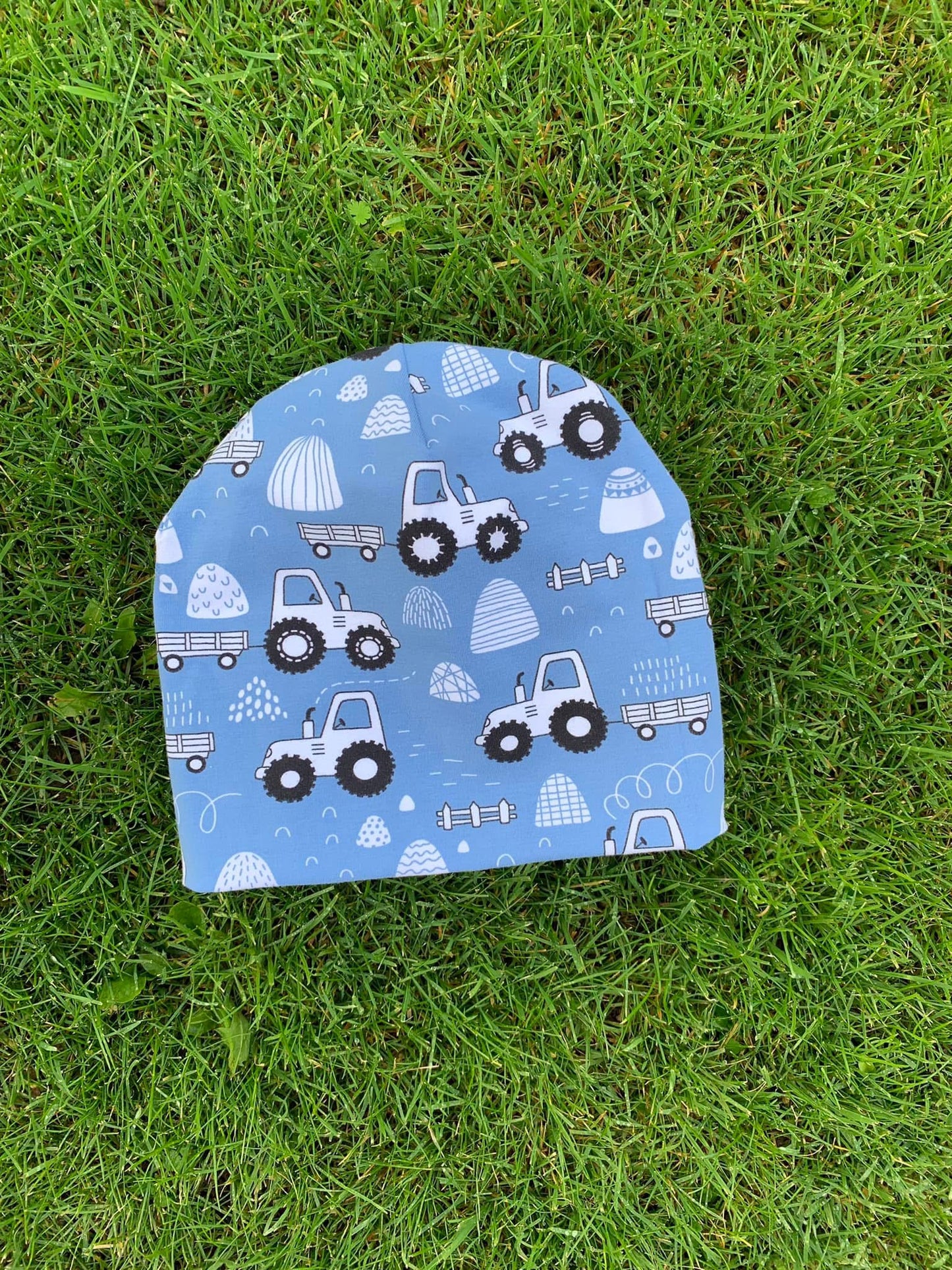 Top hue m/ traktor blå, str 74/80 🚜