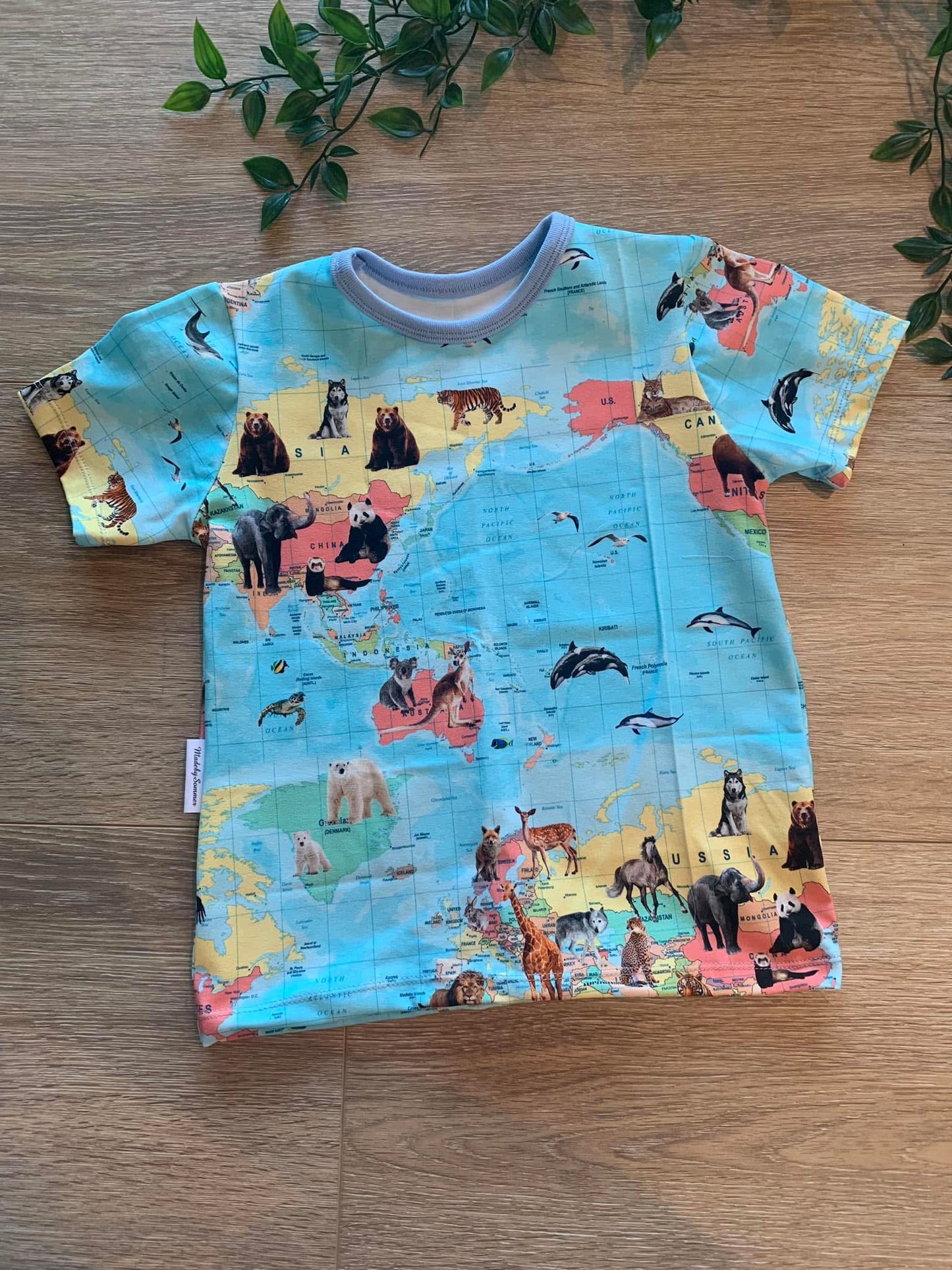 T-shirt m/ verdens dyr, str 92/98 💙