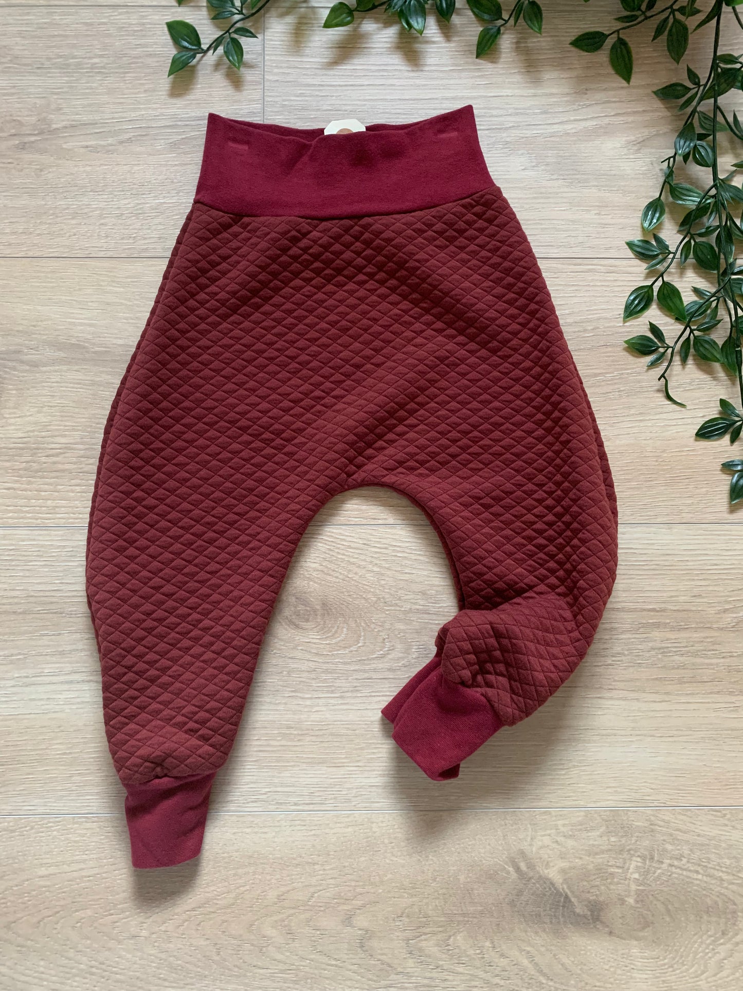 Bukser m/ bordeaux quilt, str 86/92 ❤️