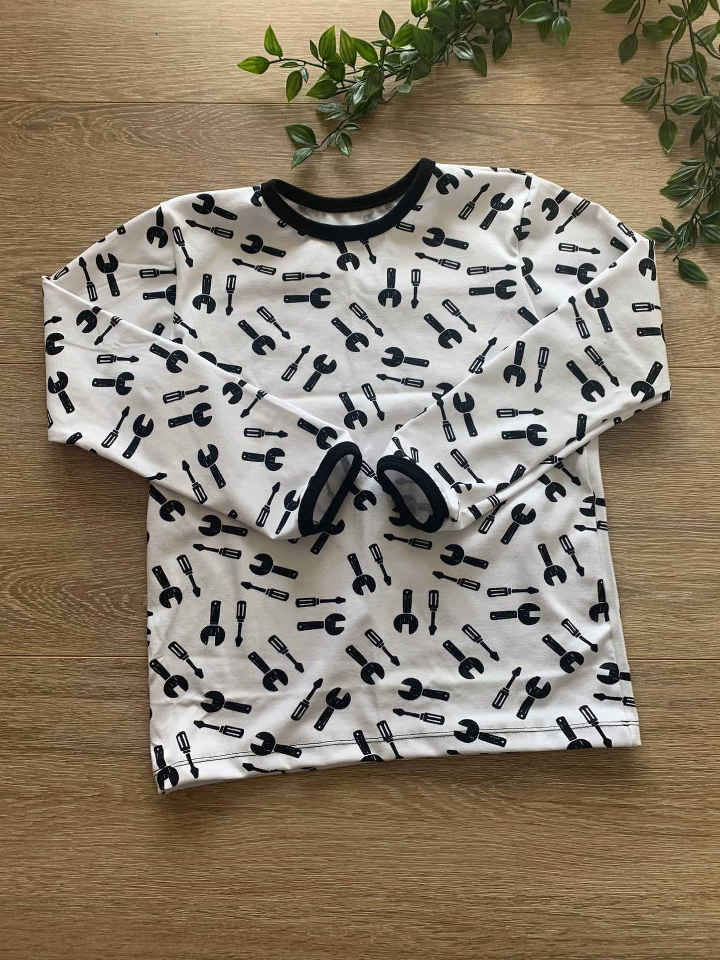 Trøje m/ værktøj, str 128/134 ⚒️