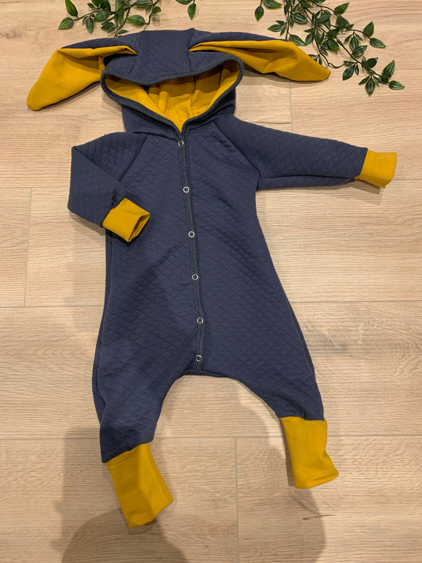 Kanin dragt m/ marine blå quilt, str 68 💙