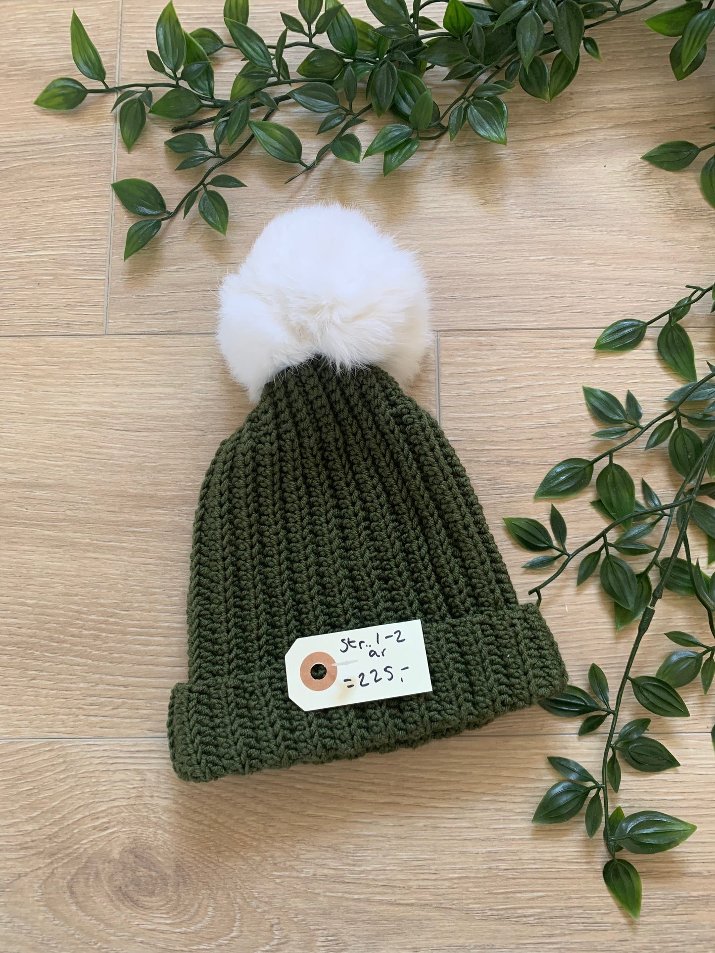 Hæklet top hue i army m/ kvast, str 1-2 år 🍃