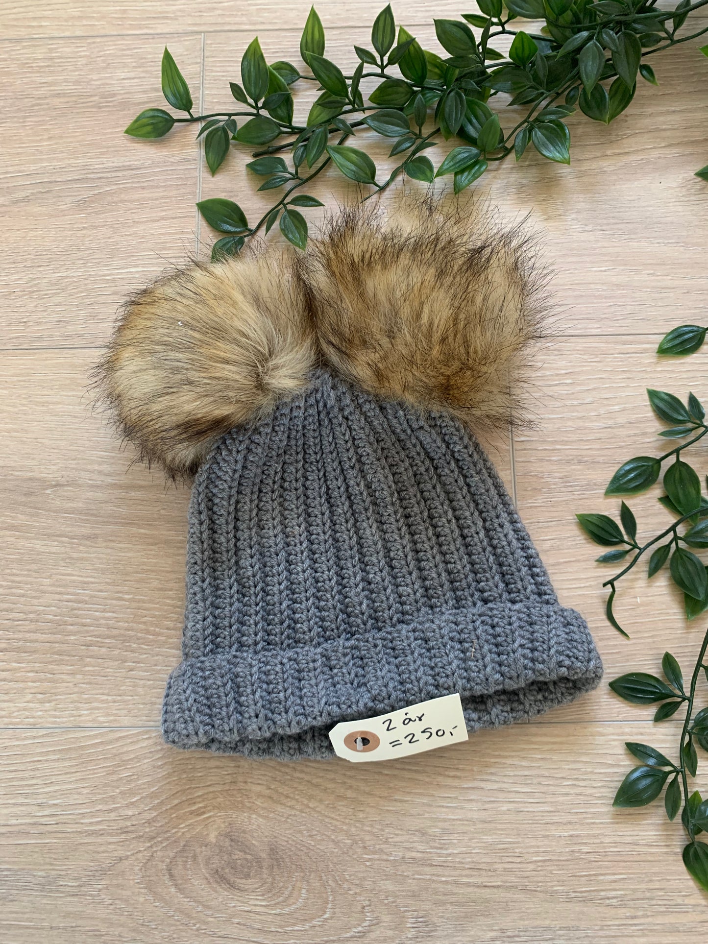 Hæklet top hue grå m/ 2 kvaster, str 2-3 år 🍃