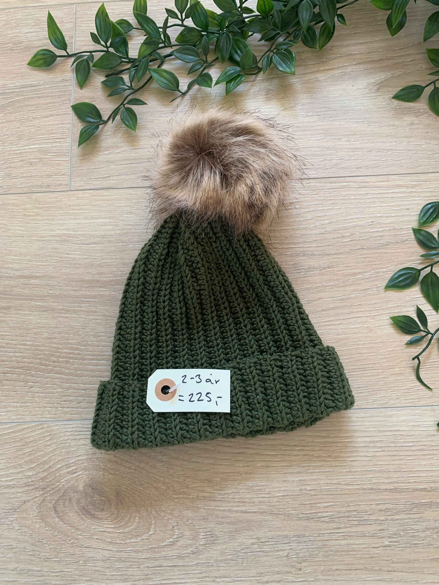 Hæklet top hue i army m/ kvast, str 2-3 år 🍃