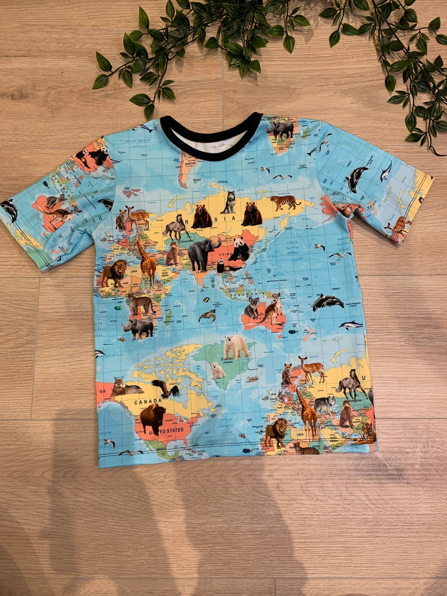 T-shirt m/ verdens dyr, str 110/116 💙