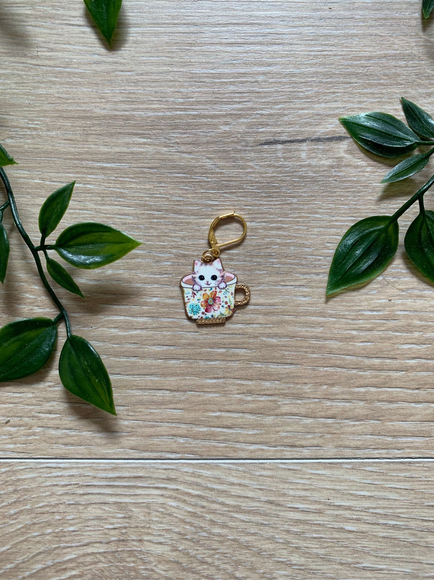 Maskemarkør, lille hvid kat i blomster kop 🐈‍⬛