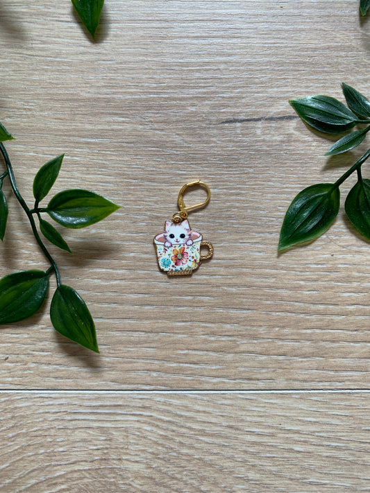 Maskemarkør, lille hvid kat i blomster kop 🐈‍⬛