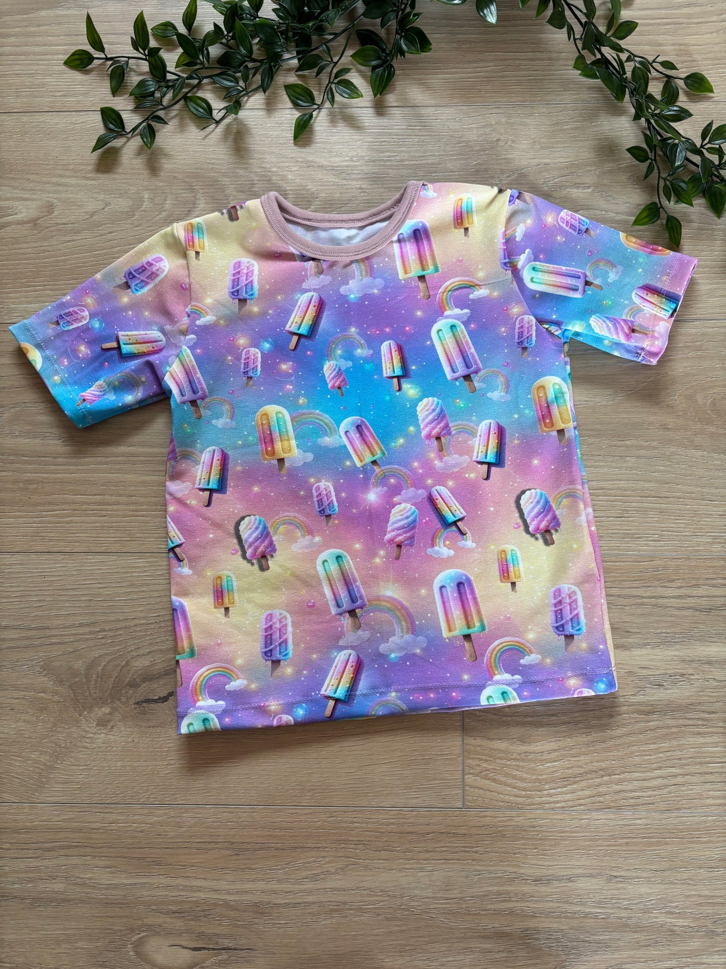 T-shirt m/ ispinde, str 104/110 🍦