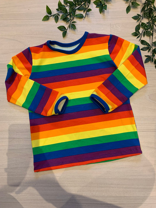 Trøje m/ farve striber, str 104/110 💙