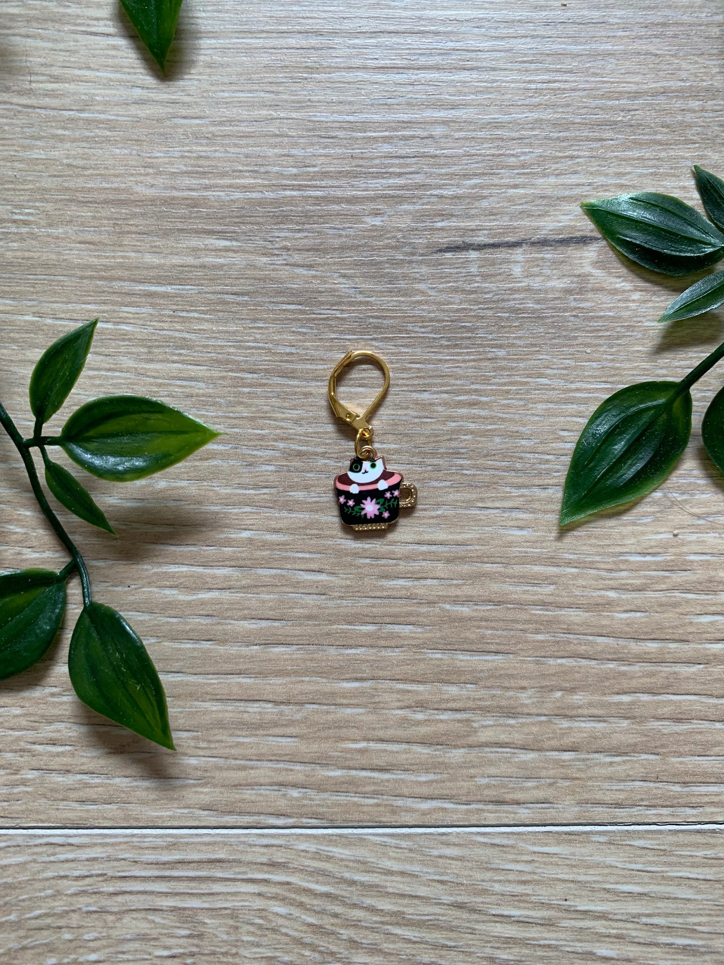 Maskemarkør, lille hvid kat i sort kop 🌸