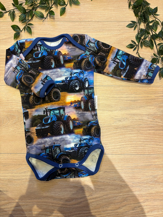 Body m/ blå traktor, str 62 💙