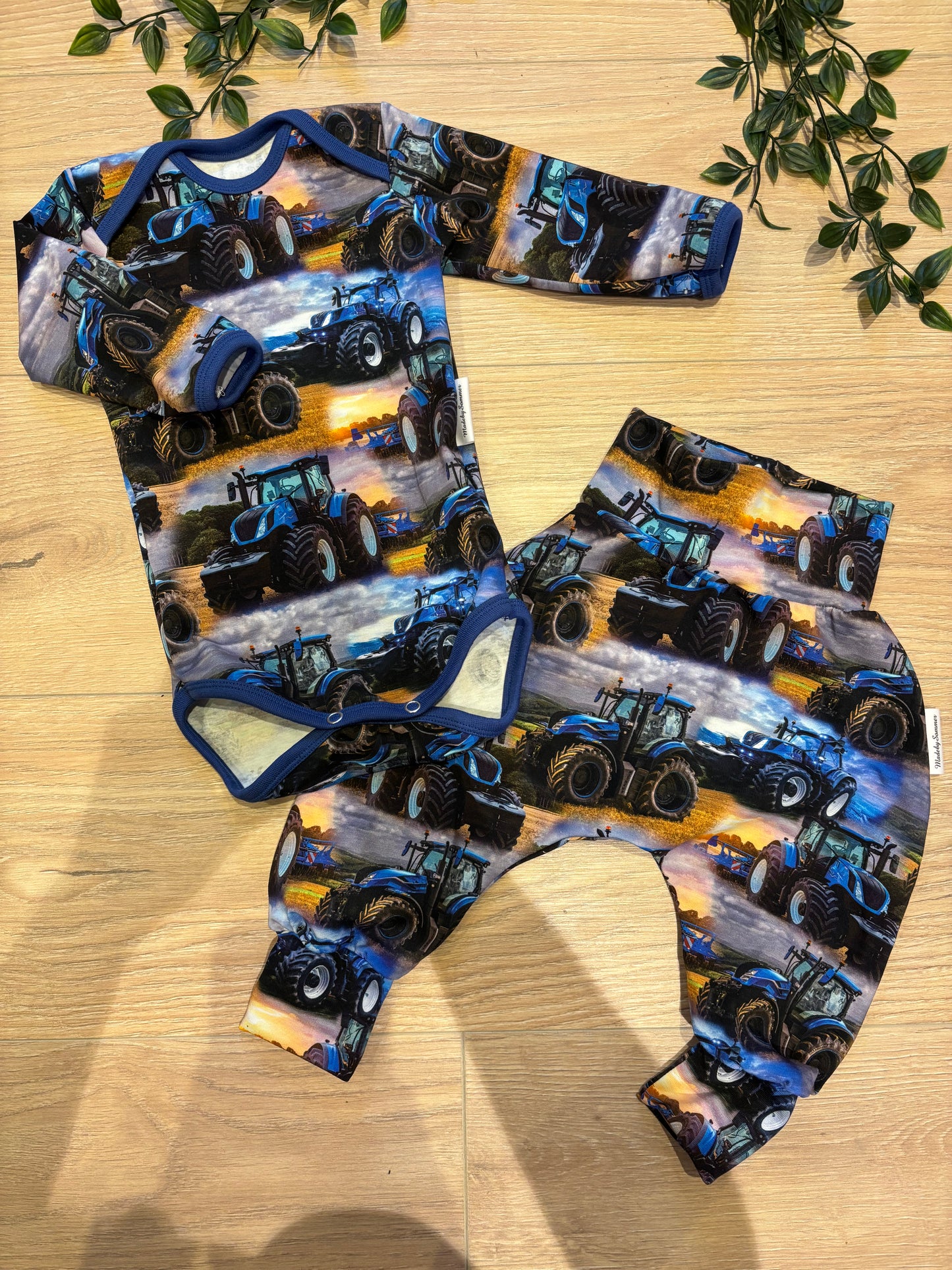 Bukser m/ blå traktor, str 62/68 💙