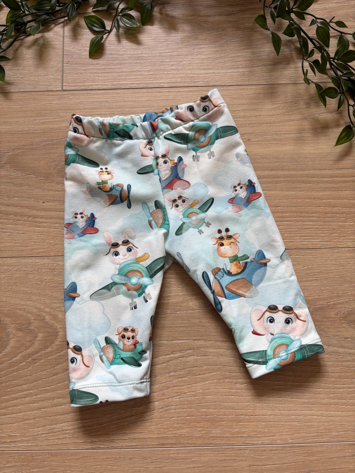 Leggings m/ søde dyr i flyvemaskine, str 50/56 🩵