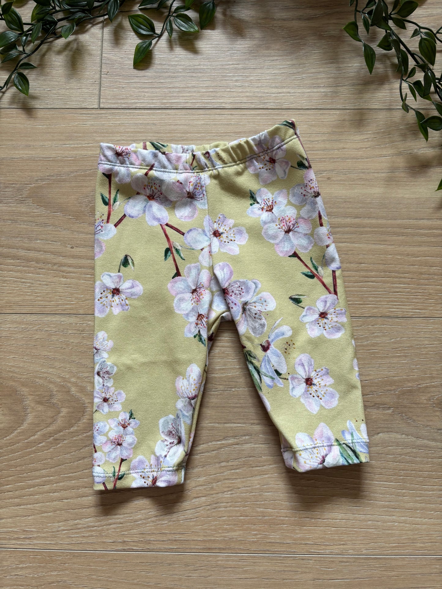 Leggings m/ hvide blomster på gul baggr. 🌼🌼