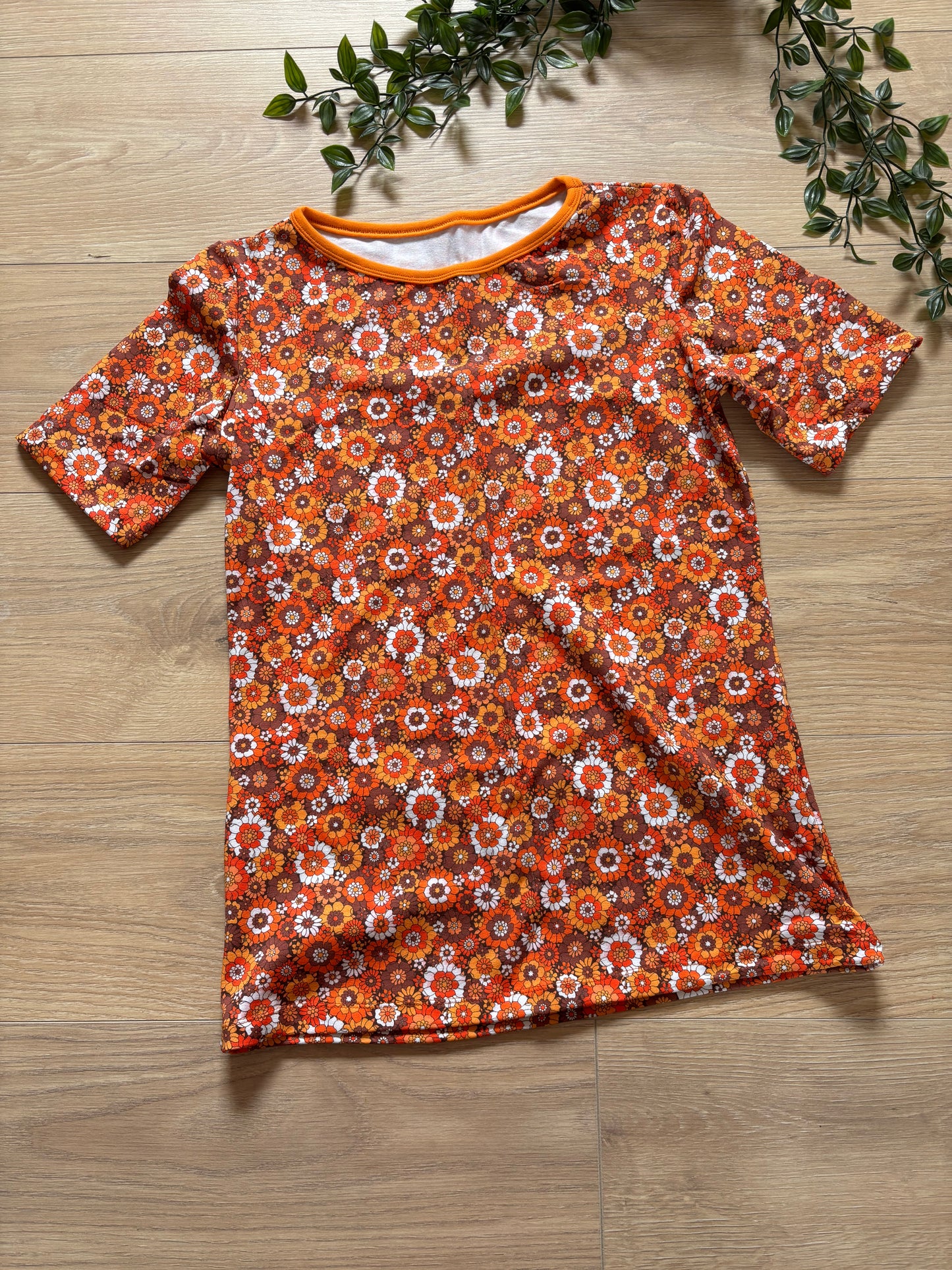 T-shirt dame m/ retro orange blomster, str s 🧡