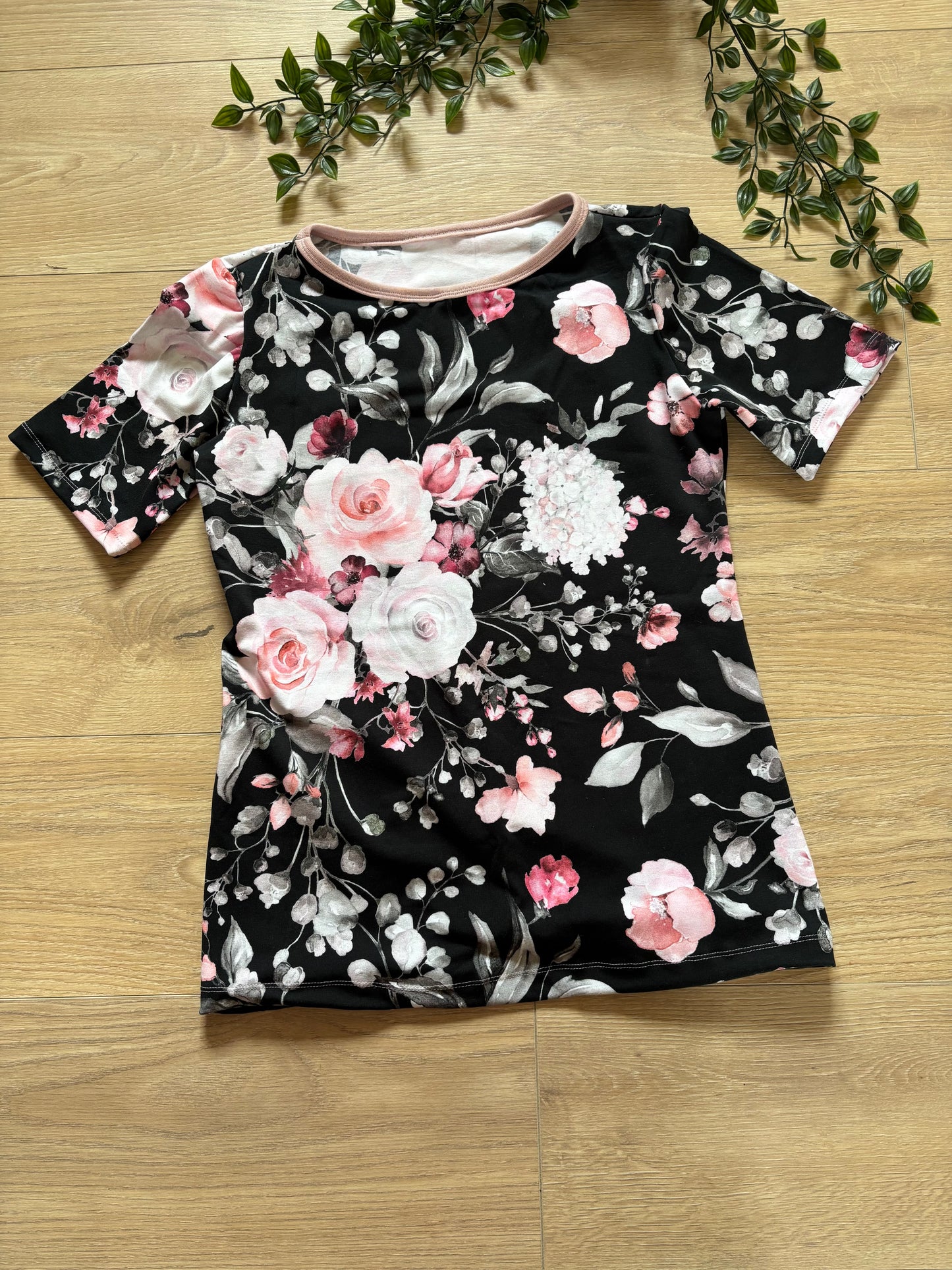 T-shirt m/ lyserøde blomster, str s 🌸