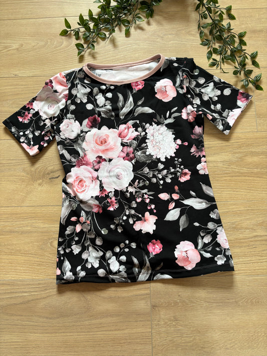 T-shirt m/ lyserøde blomster, str s 🌸