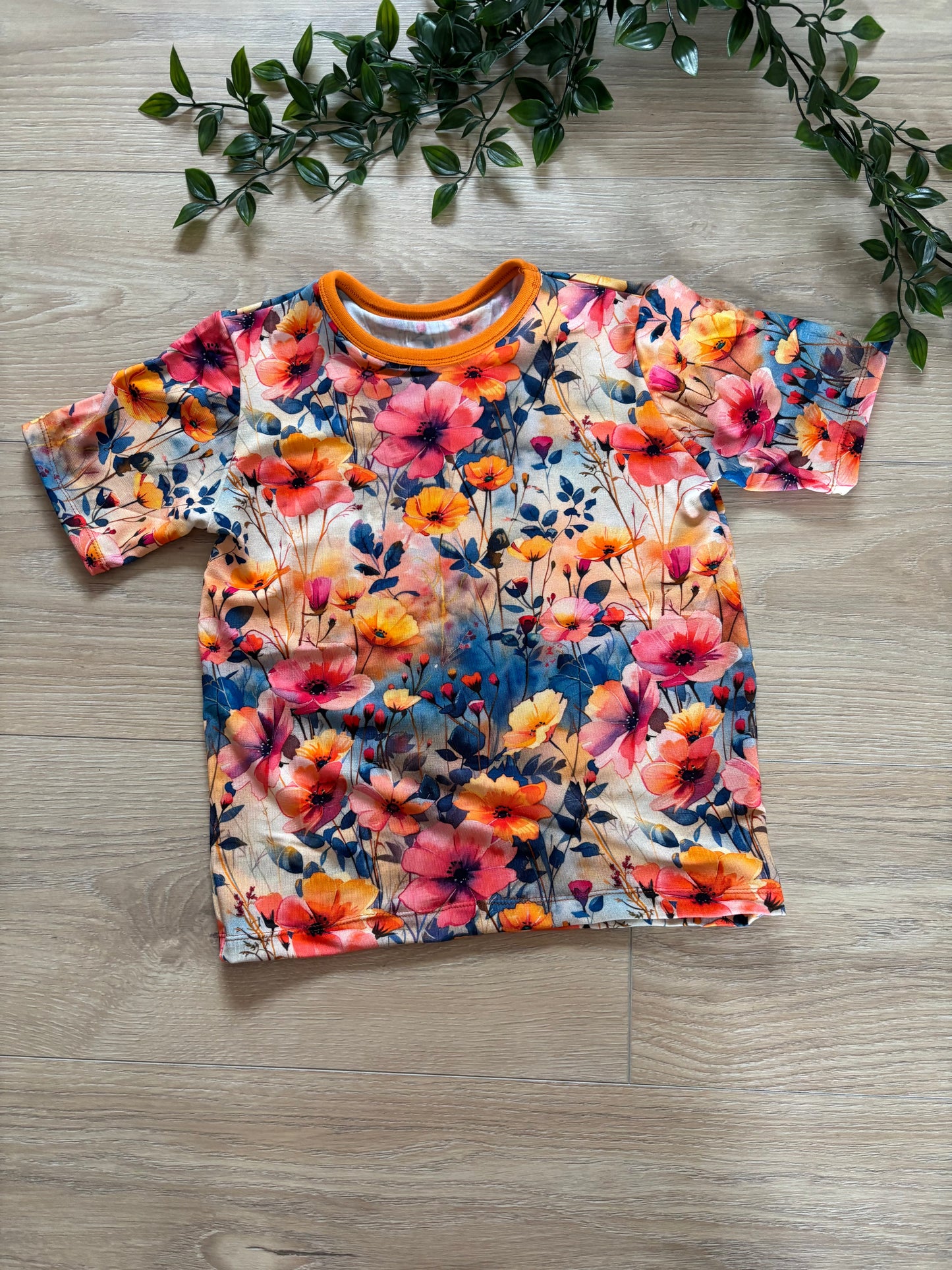 T-shirt m/ sommer blomster, str 104/110 🌸