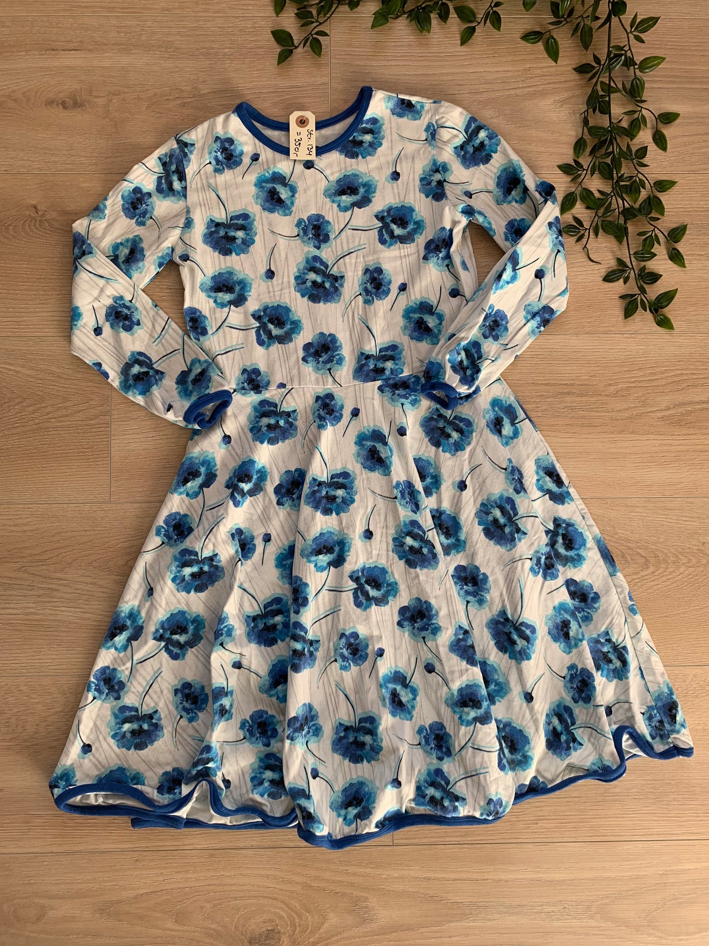 Svingkjole m/ blomster, str 134 💙