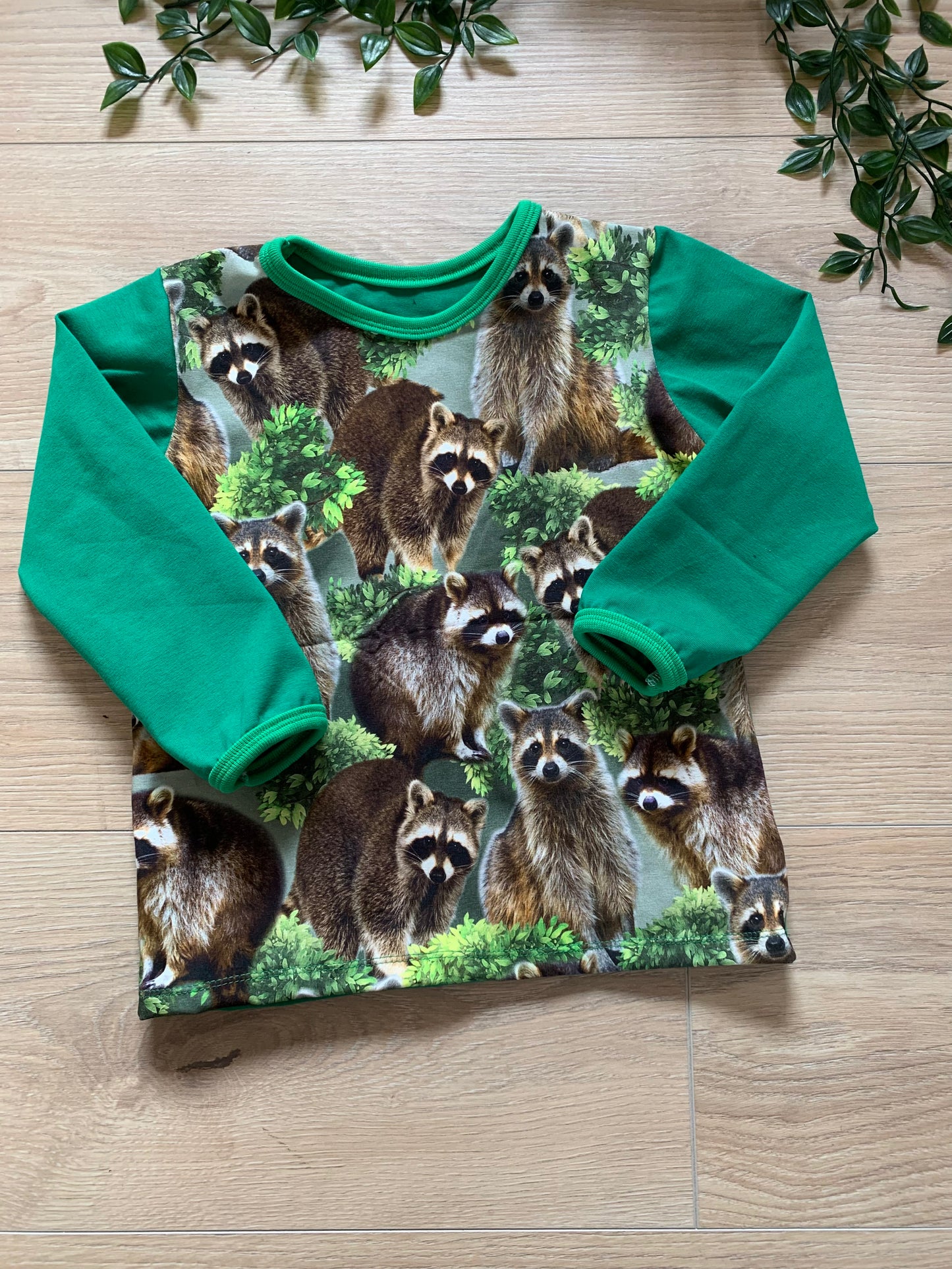 Trøje m/ vaskebjørne, str 86/92 🦝