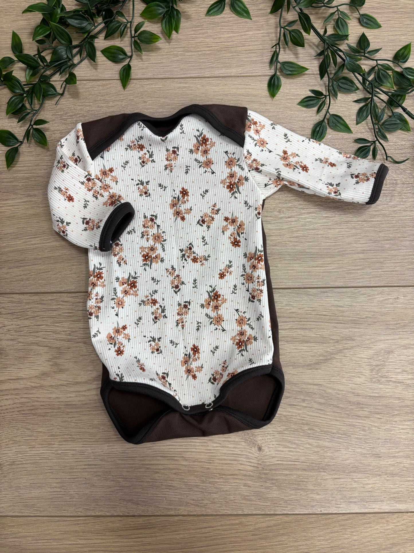 Body m/ brune blomster i rib, str 50 🍁