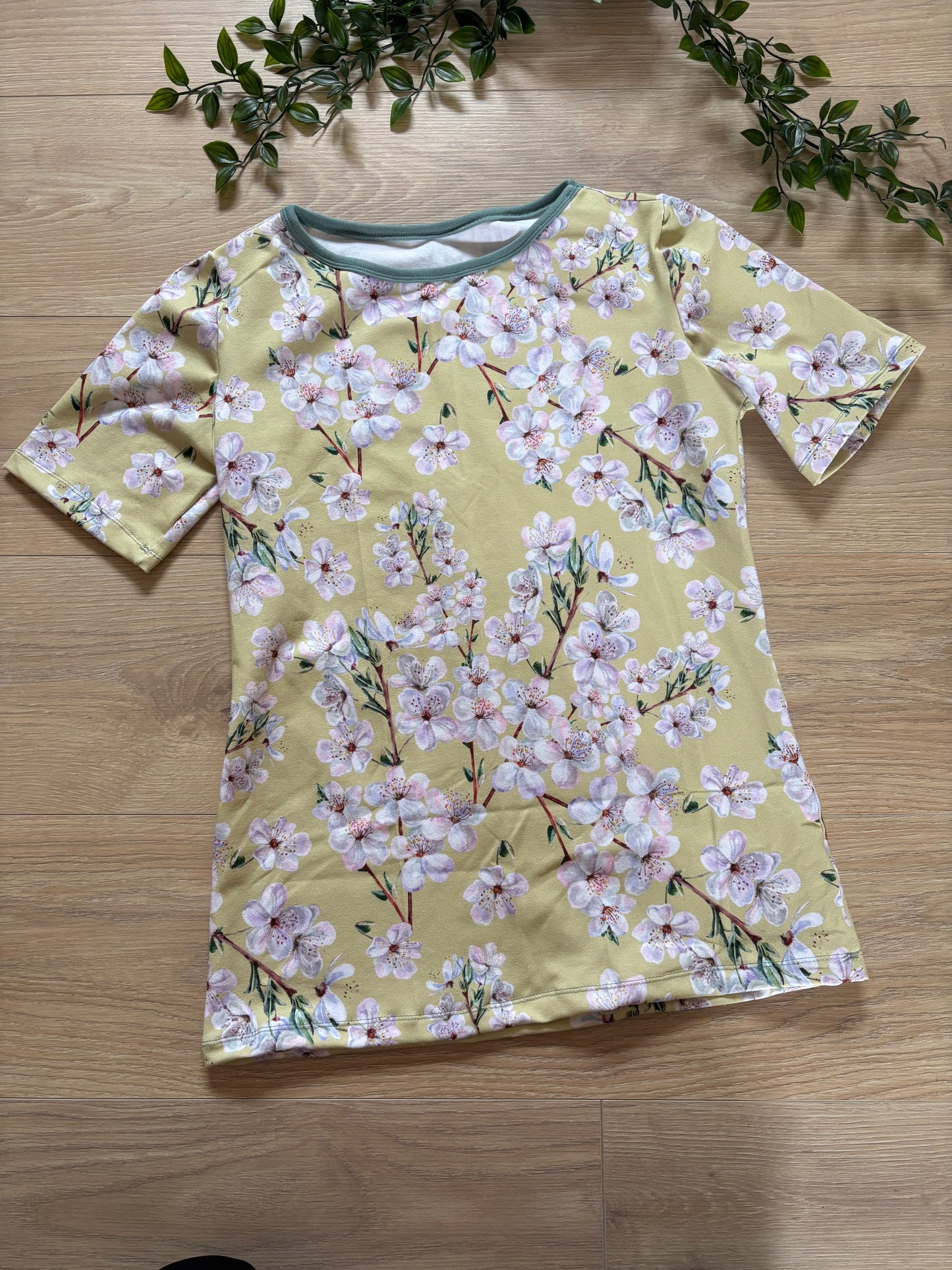 T-shirt dame m/ hvide blomster, str s 🌼🌼