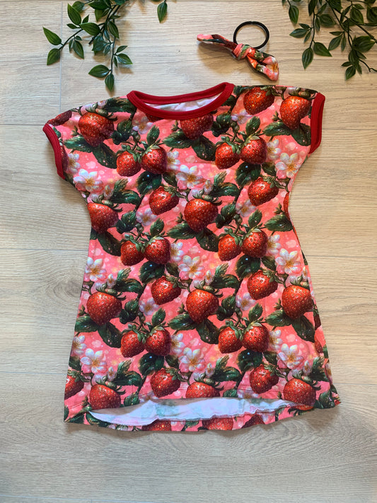 Hverdags kjole m/ jordbær, str 122 🍓