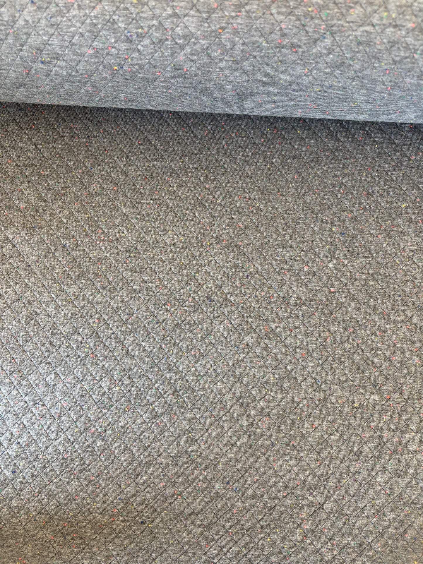 Grå quilt m/ små farve pletter ✂️