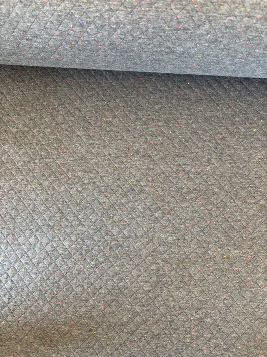 Grå quilt m/ små farve pletter ✂️